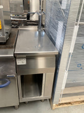 Carica l'immagine nel visualizzatore di Gallery, Piano di lavoro con mobile e rubinetto Electrolux
