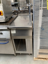 Carica l'immagine nel visualizzatore di Gallery, Piano di lavoro con mobile e rubinetto Electrolux
