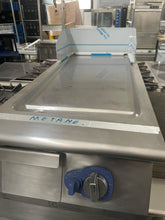 Carica l&#39;immagine nel visualizzatore di Gallery, FRY TOP GAS PIASTRA LISCIA INCLINATA, CROMO LUCIDO, 400MM - ELECTROLUX
