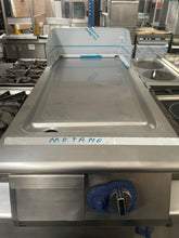 Carica l&#39;immagine nel visualizzatore di Gallery, FRY TOP GAS PIASTRA LISCIA INCLINATA, CROMO LUCIDO, 400MM - ELECTROLUX
