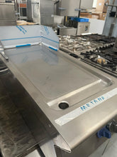 Carica l&#39;immagine nel visualizzatore di Gallery, FRY TOP GAS PIASTRA LISCIA INCLINATA, CROMO LUCIDO, 400MM - ELECTROLUX
